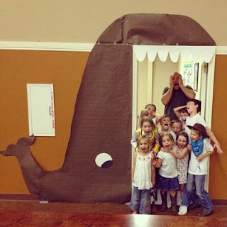 puerta infantil decorada con ballena de papel